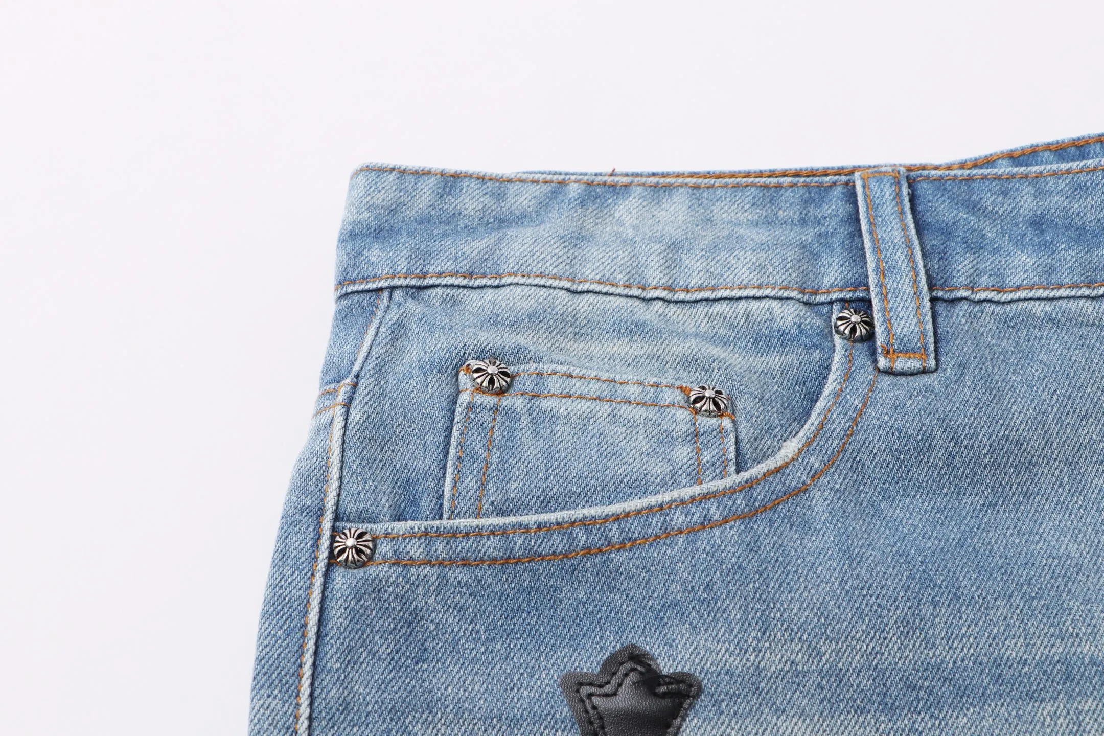 P260 Style No.: H84 Croxin & 𝐂𝐡𝐫𝐨𝐦𝐞 𝐇𝐞𝐚𝐫𝐭 ss25 blue and black leather test jeans. Styles with different washed textures are very friendly to people with thin legs. The slightly flared version perfectly modifies the leg shape. The timeless and moderate length makes it easy to match and match. It is the basis for various styles and is a must-have in your wardrobe! The fabric is stiff but also makes the upper body soft without losing texture. The washing process is even more perfect. It is a must-have item for everyone! ! ! Washed wheat, hang tag, pants label, three labels complete Color: blue Size: 30-32-34-36